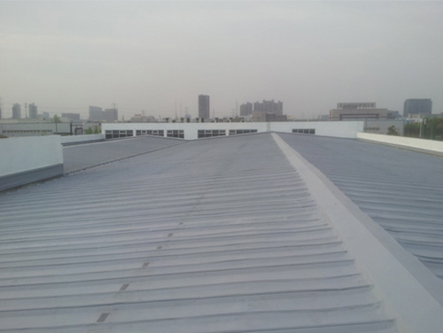 大型聚脲喷涂机(图2) 车间彩钢板屋面聚脲防水工程